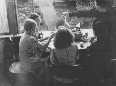 876568 Afbeelding van drie meisjes uit een club van het Franciscus Liefdewerk en twee Zusters Augustinessen bij een les ...